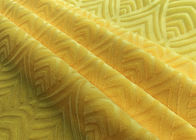 210GSM zachte het Patroon Micro- van 100% Polyester In reliëf gemaakte Fluweelstof voor Gele Huistextiel -
